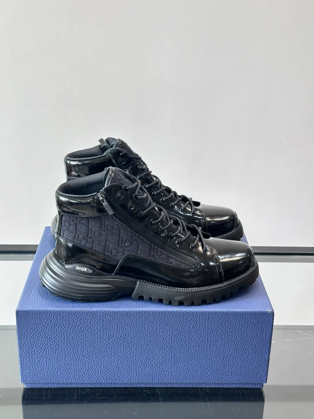 p600 "Dio＊" Combat Oblique high-top sneakers, black glossy leather + Oblique presbyopic canvas splicing, low-key luxury and super recognizable. The EVA sole is lightweight and cushioned, making it comfortable for daily wear or long walks. The high-top design is perfect for support, and the tongue and sole have the "DIOR" logo. You must pay attention to details! Whether it is casual or urban style, it can be easily controlled. It is a high-end luxury item that combines fashion and function. It is a popular choice for men's shoes size: 39-44 (38.45 customized)